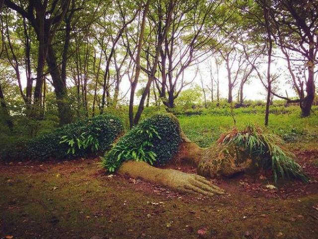 Du lịch - Kỳ lạ bức tượng thiếu nữ nằm ngủ biến đổi "xiêm y" theo 4 mùa