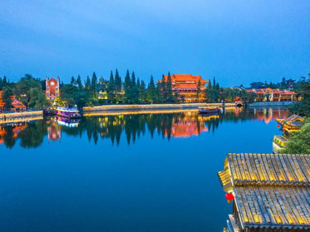 Du lịch - Thị trấn này được ví là "ngôi làng đẹp nhất TG", được cả vua Khang Hy và Càn Long khen ngợi