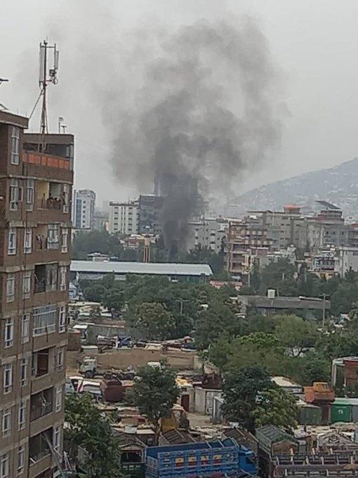 Khói đen bốc lên từ trung tâm thủ đô Kabul. Ảnh: Twitter