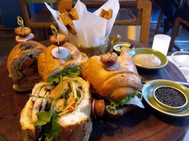 Thị trường - Tiêu dùng - Bất ngờ ổ bánh mì giá 2 triệu đồng tại TP.HCM