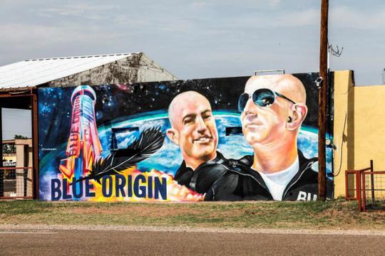 Bức tranh tường Anh em tỉ phú Bezos bên tàu không gian Blue Origin. Ảnh: Reuters