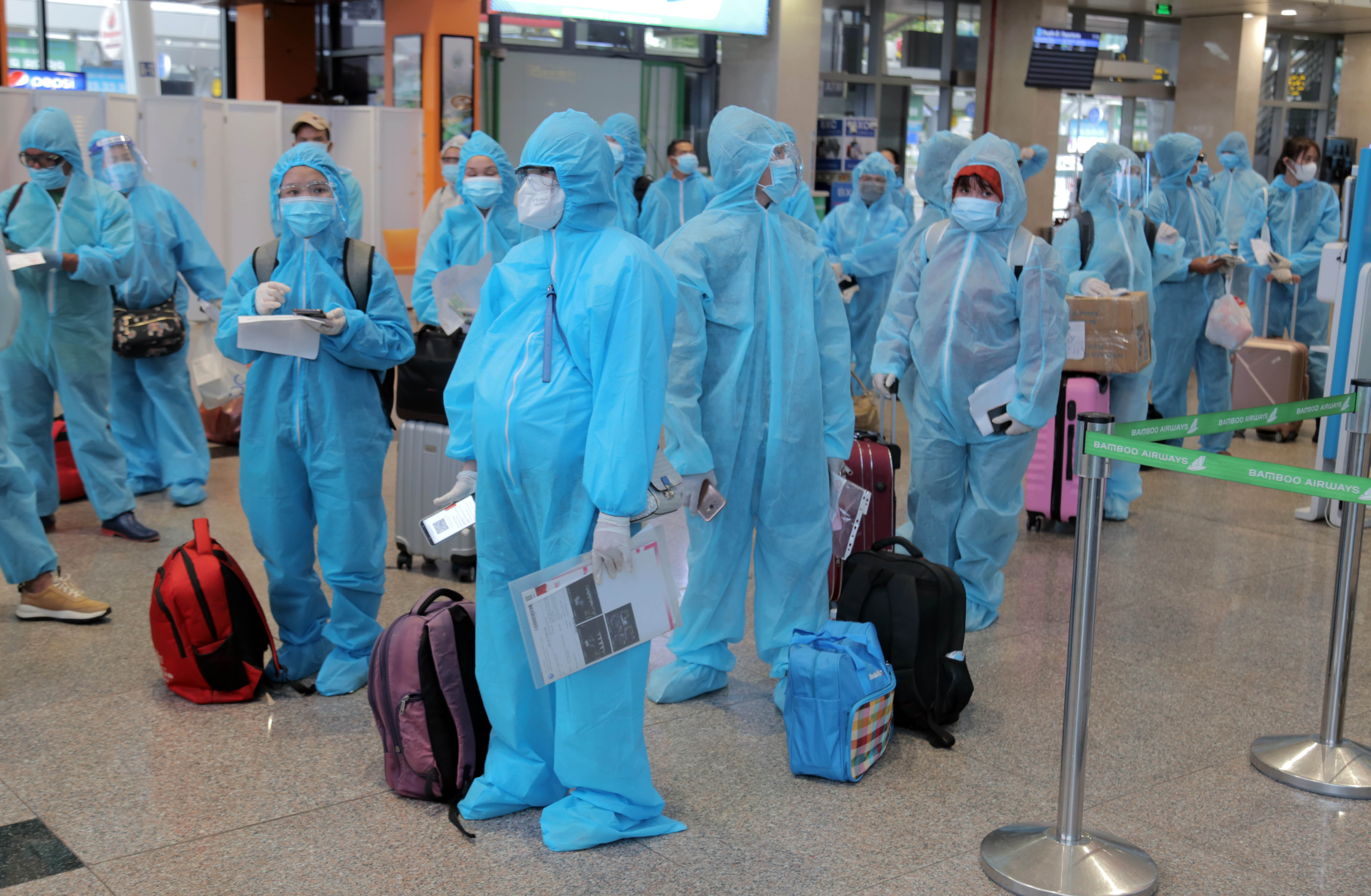200 người Bình Định ra sân bay Tân Sơn Nhất để về quê: Cầm tấm vé trên tay ai cũng xúc động - 6
