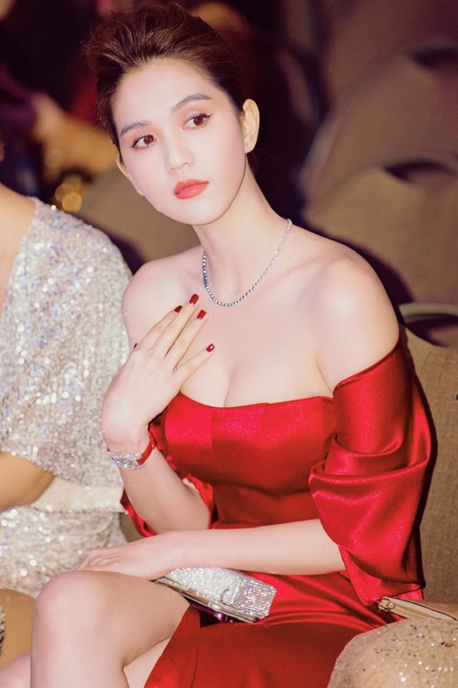 Ngọc Trinh sinh năm 1989 tại Trà Vinh, được biết đến là người mẫu, diễn viên nổi tiếng của showbiz Việt.
