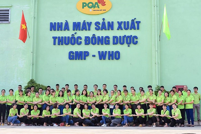 Tập thể CTCP Dược Phẩm PQA chụp ảnh trước nhà máy sản xuất