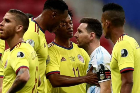 Messi nổi máu “sân si” chọc tức đồng đội cũ đá hỏng 11m, bị đáp trả bất ngờ
