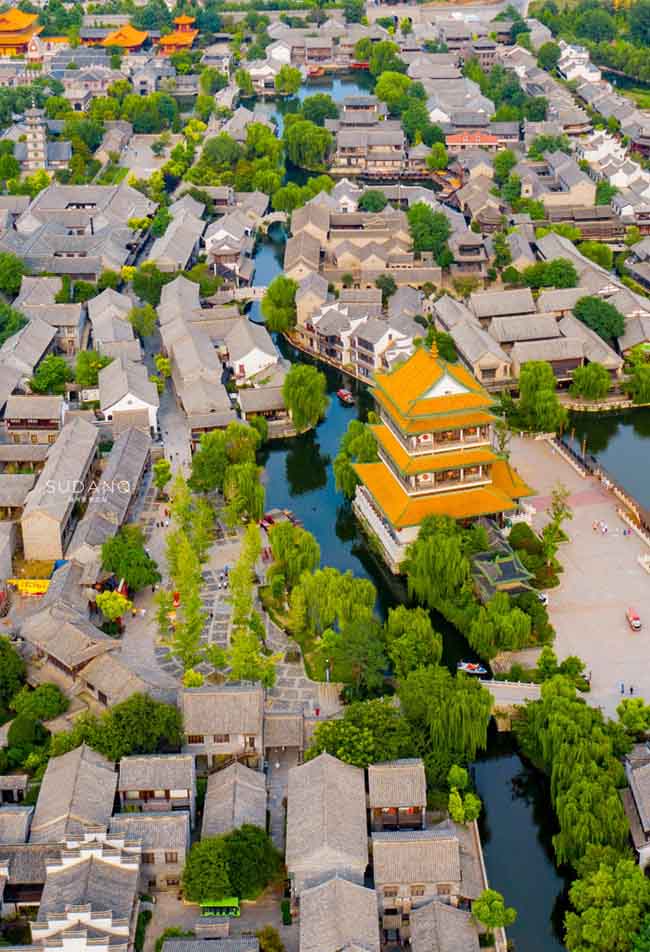 Sự thịnh vượng của phố cổ Đài Nhi Trang vẫn được thể hiện rõ nét cho tới ngày nay. Khi du khách đặt chân tới nơi này, ai nấy cũng đều phải kinh ngạc.
