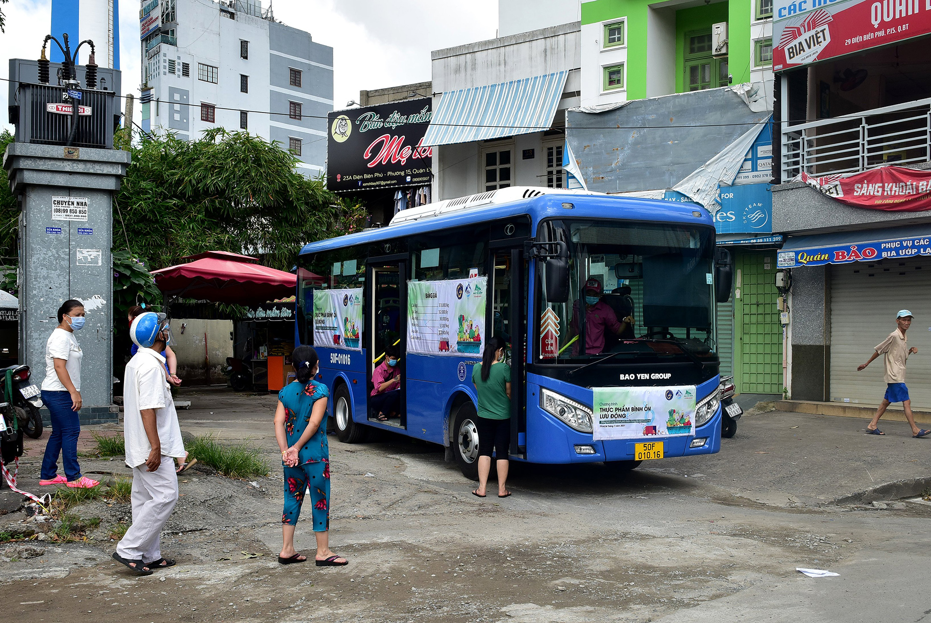 2 chiếc xe buýt vừa được Sở Công thương TP.HCM phối hợp với một doanh nghiệp chuyển đổi công năng thành cửa hàng di động chở rau củ giá bình ổn đến các quận, huyện trên địa bàn thành phố bán cho người dân.