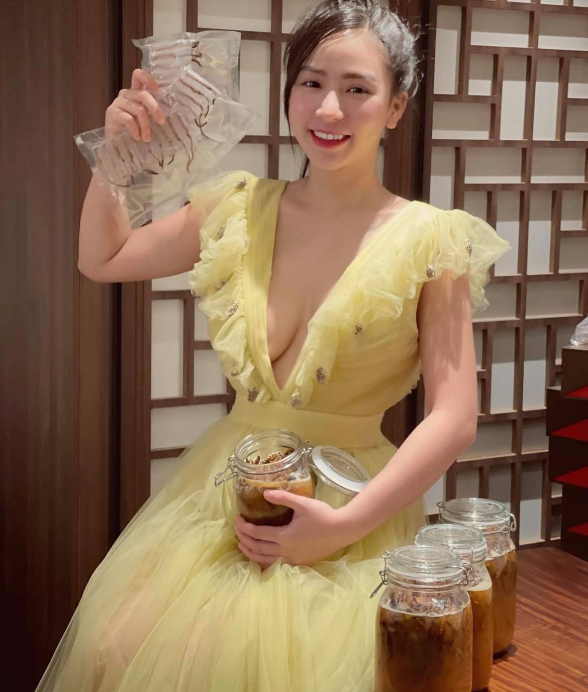 Hot girl Phương Bora mê váy áo có thiết kế "lạ" - 4