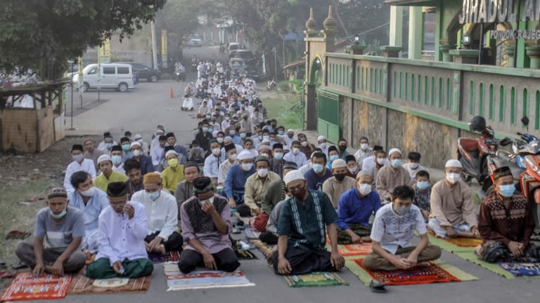 Người dân Indonesia cầu nguyện trong ngày lễ 20.7.