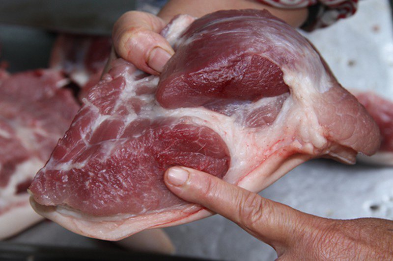 Mua thịt lợn thấy 4 đặc điểm này thì rẻ mấy cũng đừng ham - 1