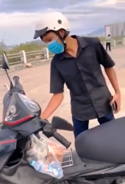 Anh E đi mua bánh mì và nước bị tổ liên ngành ở phường Vĩnh Hòa, Nha Trang tạm giữ giấy tờ và phương tiện. Thành viên tổ liên ngành nói “bánh mì không phải thực phẩm”.