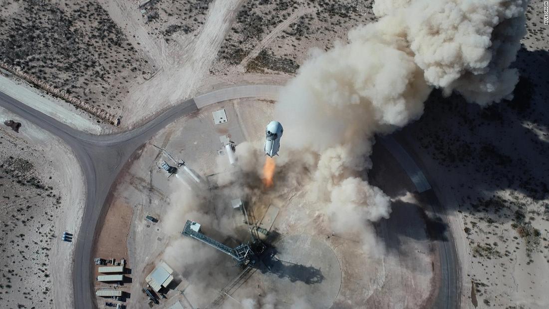 Tàu vụ New Shepard đưa tỉ phú Jeff Bezos tới rìa không gian.