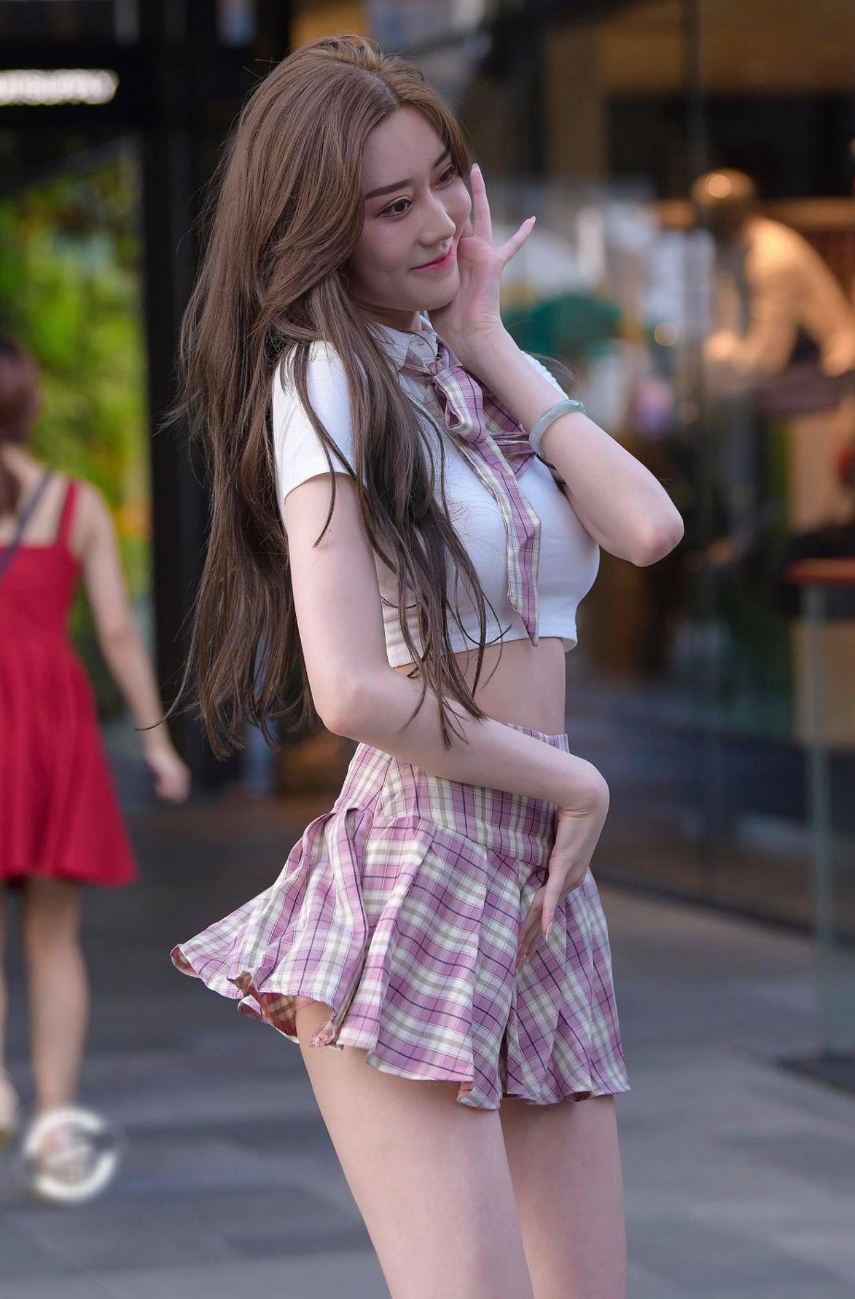 "Thần Vệ Nữ đường phố Hàn Quốc" bị la ó vì gợi cảm hoá đồng phục nữ sinh - 4