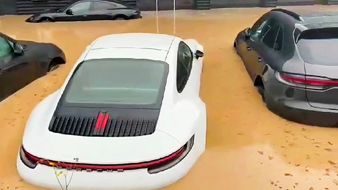 Đau lòng trước thảm cảnh dàn xe Porsche của đại lý ngập trong nước lũ - 4