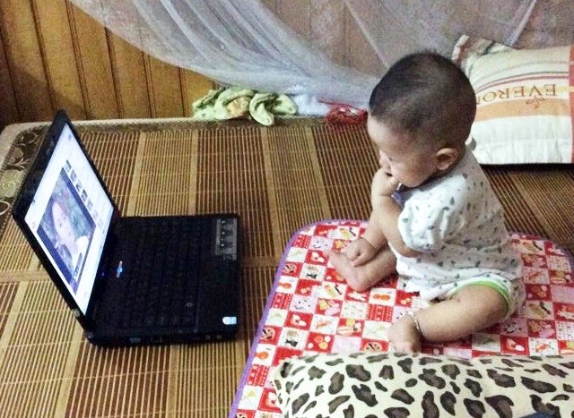 Bữa cơm nào chị Vân cũng phải bật máy tính, Ipad để dỗ các bé ăn cơm. (Ảnh NVCC)