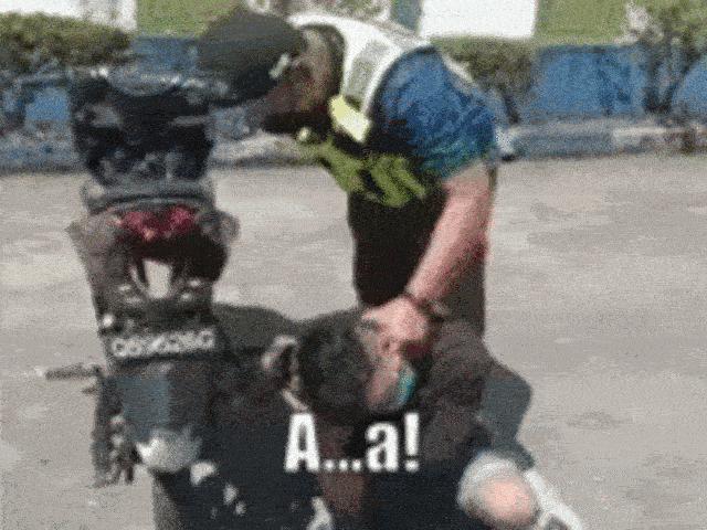 Thế giới xe - Video: Thanh niên độ pô xe bị phạt ghé sát nghe tiếng pô nổ nhói tai