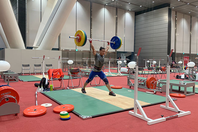 Đô cử Thạch Kim Tuấn hừng hực khí thế trong buổi tập đầu tiên tại khu vực của bộ môn Cử tạ.