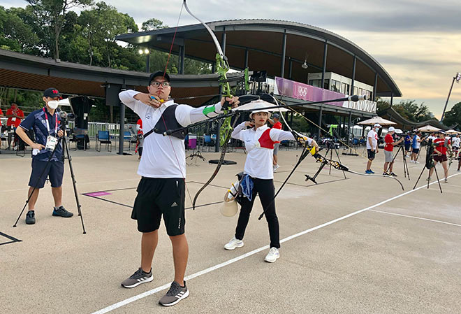 Hai cung thủ Nguyễn Hoàng Phi Vũ và Đỗ Thị Ánh Nguyệt tập luyện đến tận đêm.