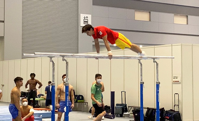 Cùng thời điểm này, đội tuyển Thể dục dụng cụ (TDDC) Việt Nam cũng có buổi tập luyện trong khu vực nhà thi đấu kéo dài đến quá giờ trưa. Hai VĐV Đinh Phương Thành và Lê Thanh Tùng đã hoàn thành rất tốt các bài xà đơn, xà kép và nhảy chống dưới sự theo dõi sát sao của HLV Trương Minh Sang.