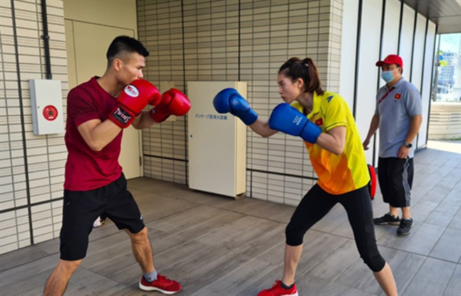 Dù được sắp xếp lịch tập vào buổi chiều nhưng từ sáng sớm, HLV Nguyễn Như Cường và Đinh Thị Phương Thanh cùng 2 võ sĩ Nguyễn Văn Đương và Nguyễn Thị Tâm đã xuống ngay sảnh dưới của toà nhà tích cực tập luyện.