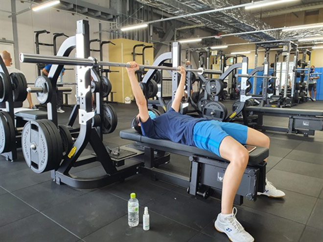 Được biết, do BTC chưa sắp xếp được lịch tập nên hai tay vợt Nguyễn Tiến Minh và Nguyễn Thùy Linh đã đến tập luyện thể lực tại phòng tập Gym của làng VĐV trong buổi sáng. Đây là phòng tập hiện đại có đầy đủ trang thiết bị dành cho các VĐV thể thao thành tích cao.