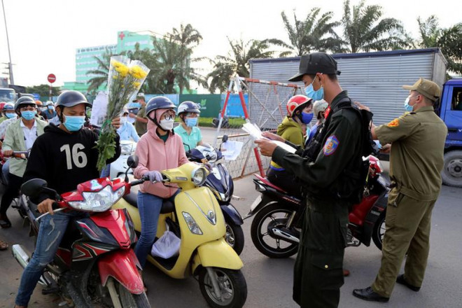 Cơ quan chức năng kiểm tra xe cá nhân tại chốt kiểm soát COVID-19. Ảnh: HOÀNG GIANG