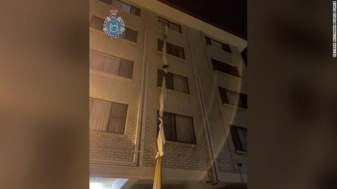 Người đàn ông đào tẩu khỏi nơi cách ly bằng dây thừng làm bằng ga trải giường. Ảnh: Lực lượng Cảnh sát Tây Úc