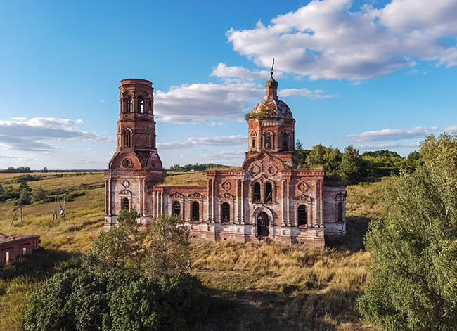 13. Nhà thờ này bị bỏ hoang ở làng Zasechnoye, Nga.
