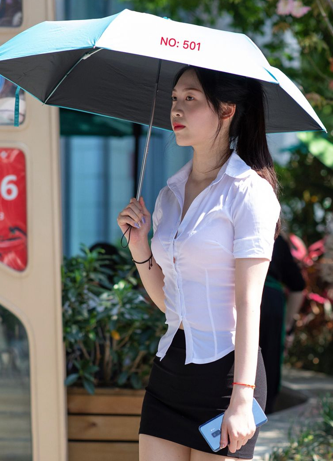 Các chị em không nên mặc áo quá bó, có độ co giãn không hợp lý để tránh lộ lớp nội y bên trong.

