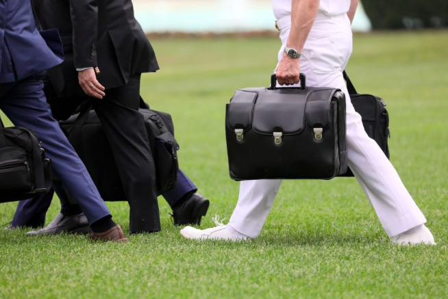 Chiếc vali hạt nhân luôn phải đi Theo tổng thống Mỹ khi ra khỏi Nhà Trắng. (Ảnh: Reuters)