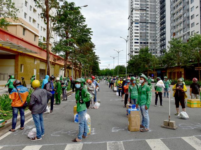 Tin tức trong ngày - Hàng trăm người xếp nhiều hàng dài gửi đồ tiếp tế cho F0 tại BV dã chiến lớn nhất TP.HCM