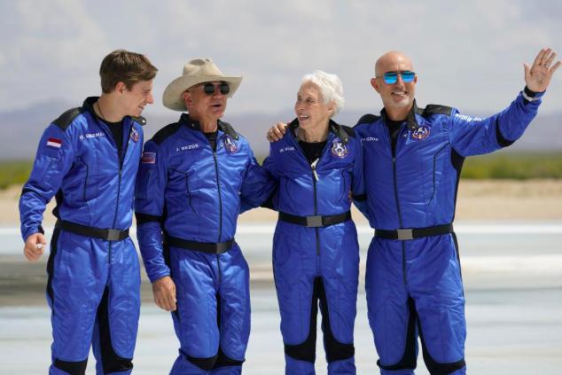 (Từ trái sang) Oliver Daemen, Jeff Bezos, Wally Funk và em trai Mark Bezos chụp ảnh trước tên lửa New Shepard của Blue Origin ngày 20/7. (Ảnh: AP)