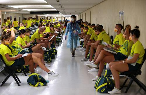 Đoàn thể thao Úc chờ xét nghiệm Covid-19 tại sân bay Narita, Nhật Bản Ảnh: REUTERS