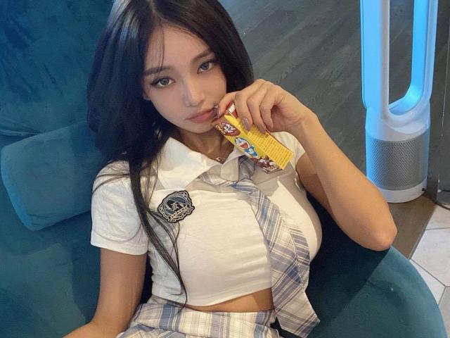 Thời trang - "Thần Vệ Nữ đường phố Hàn Quốc" bị la ó vì bộ đồng phục nữ sinh