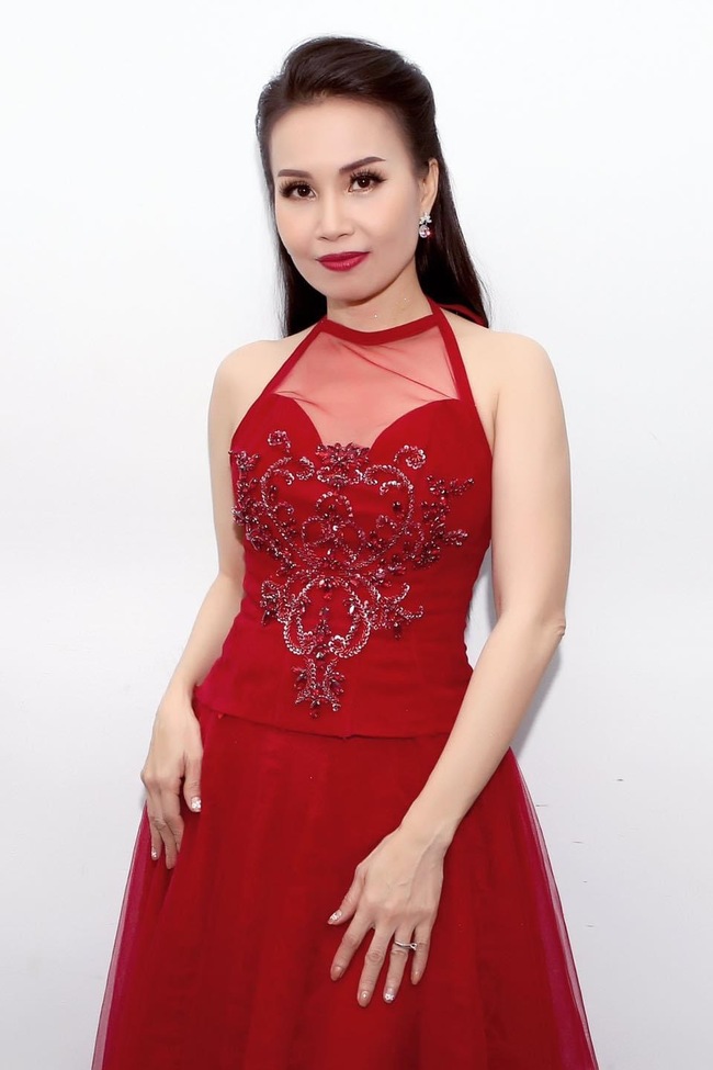 Là một trong những ngôi sao giàu có nhất nhì showbiz, nhưng Cẩm Ly chưa từng khoe khoang tài sản, không phát ngôn gây sốc và chưa hề có bất kỳ scandal nào, cũng không quan tâm đến những thị phi ồn ào. 
