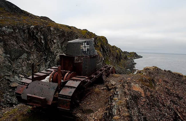7. Một chiếc xe tăng bị bỏ hoang gần làng Veidnes của Na Uy, nhưng nó đã bị một số người lấy trộm không ít các thiết bị.
