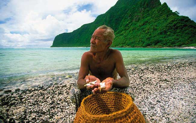 Samoa, Mỹ: Samoa bao gồm hai hòn đảo lớn nhất là Upolu và Savai cùng 7 hòn đảo nhỏ hơn. Bãi biển Lalomanu nằm trên bờ biển phía nam của Upolu được coi là một trong những bãi biển hàng đầu trên thế giới.
