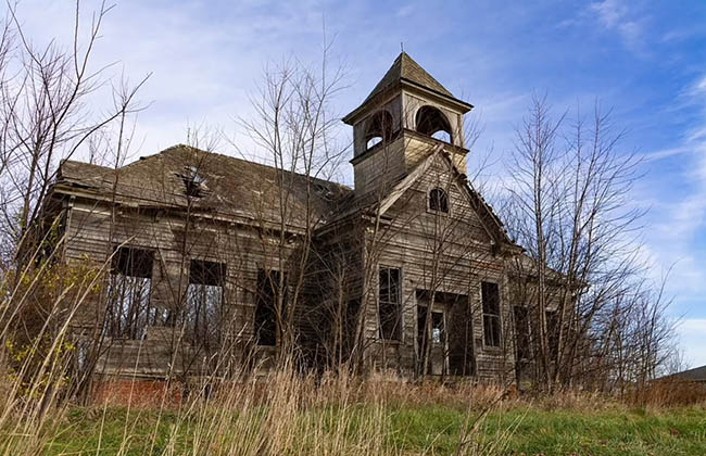 8. Tòa nhà trường học bị bỏ hoang này ở Elmira, Illinois, được xây dựng từ năm 1851 và hoạt động cho tới năm 1964.
