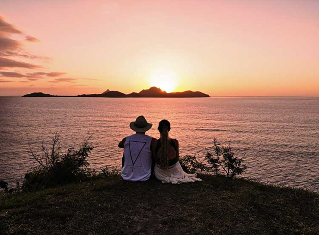 Fiji: Fiji là một quốc đảo ở Nam Thái Bình Dương, bao gồm hơn 300 hòn đảo nhỏ. Những hòn đảo này rất phổ biến với hoạt động lặn biển, rạn san hô mềm và bãi biển cát trắng. Một số điểm đến nổi tiếng nhất ở Fiji là đồi cát Sigatoka và công viên di sản quốc gia Bouma, với rừng nhiệt đới và thác nước Tavoro. 
