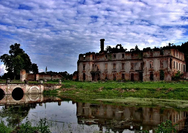 9. Những tàn tích này là tất cả những gì còn lại của Schloss Schlobitten - một lâu đài ở làng Slobity ở Ba Lan.&nbsp;Lâu đài có từ năm 1624, được xây dựng cho một gia đình quý tộc người Đức.
