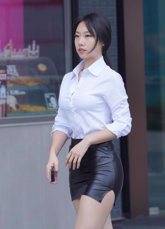 Mặc áo sơ mi chật, người đẹp khéo léo &#34;chữa cháy&#34; bằng cách diện áo 2 dây tiệp màu ở bên trong.

