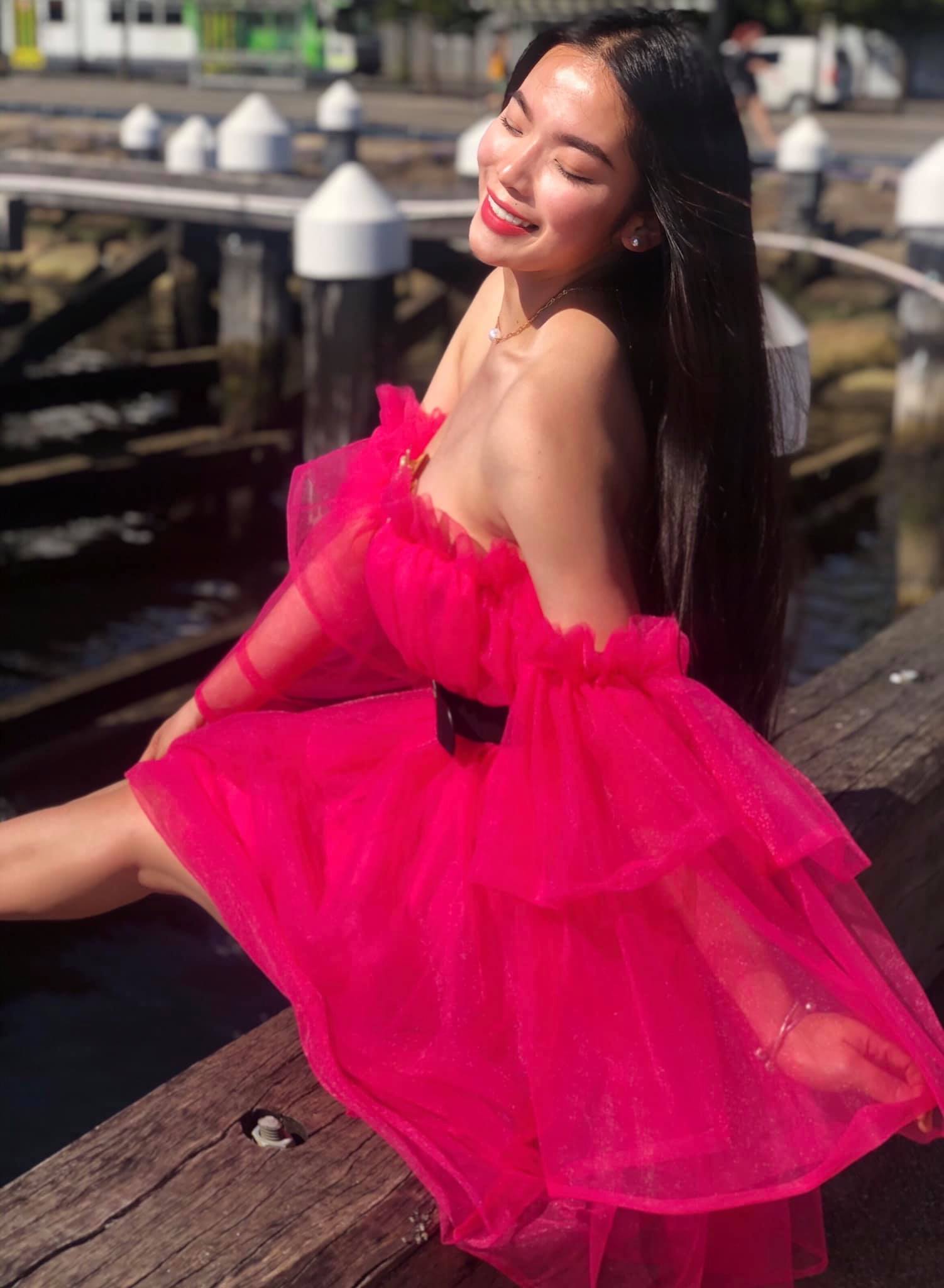 Người đẹp chăm sóc vòng 1 bằng sữa đậu nành kết hợp massage.