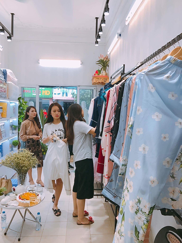 Khách hàng thường xuyên ghé thăm shop thời trang của Cana Hoàng