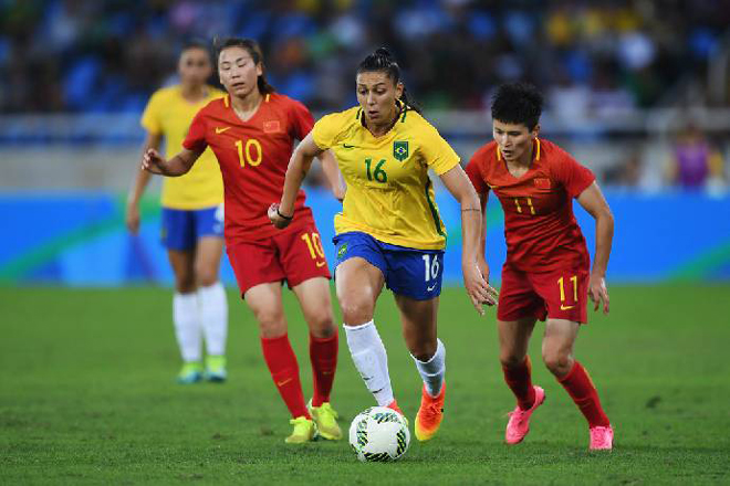 Trận đấu đáng chú ý giữa nữ Brazil (áo vàng) và Trung Quốc (đỏ) diễn ra vào 15h chiều (21/7)