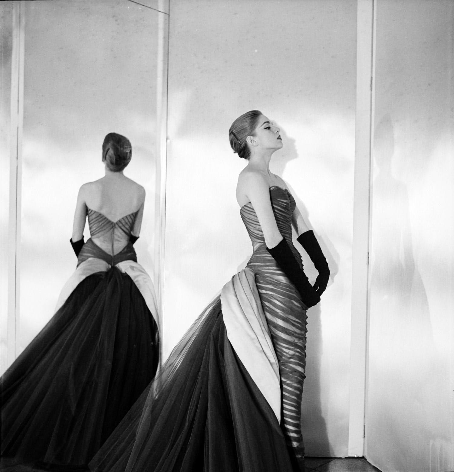 Jennifer Lopez và niềm đam mê với những chiếc váy xuyên thấu và xẻ sâu nóng  bỏng