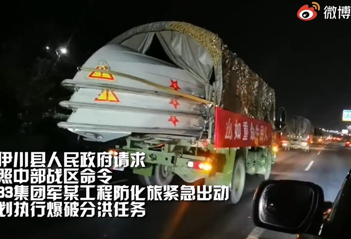 Binh sĩ Trung Quốc đem theo các thiết bị chuyên dụng gấp rút tới Hà Nam ứng phó lũ lụt.
