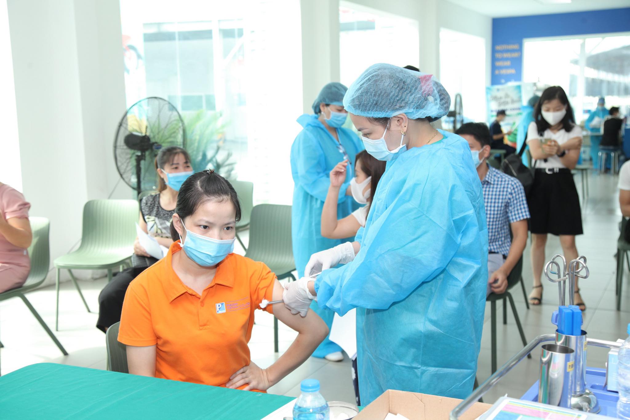 Lực lượng chức năng lấy mẫu xét nghiệm COVID-19 cho người dân.