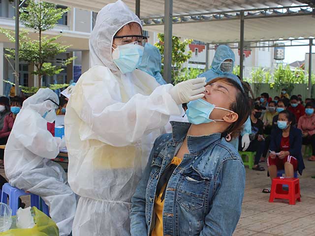 CDC Đồng Nai lấy mẫu xét nghiệm sàng lọc COVID-19 tại phường Trảng Dài, TP Biên Hoà
