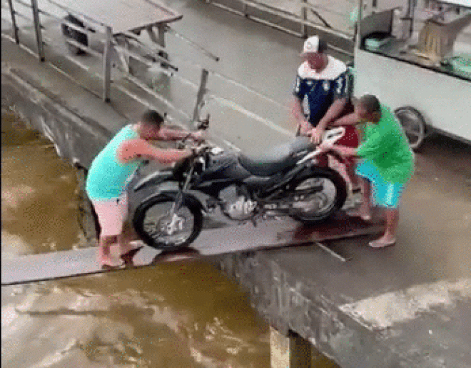 Dắt xe máy qua cầu tạm bất cẩn, người đàn ông đánh rơi xe xuống sông - 1
