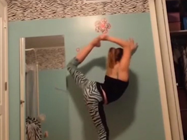 Cười 24H - Những màn tập yoga hài hước khiến bao người "cười thả ga"